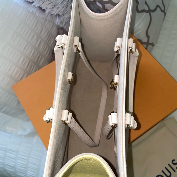 Louis Vuitton OntheGo MM - Picture 4 of 11